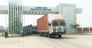 বেনাপোল স্থলবন্দরে নানা অনিয়মের অভিযোগ; কাটছে না বন্দরের রাজস্ব ঘাটতি